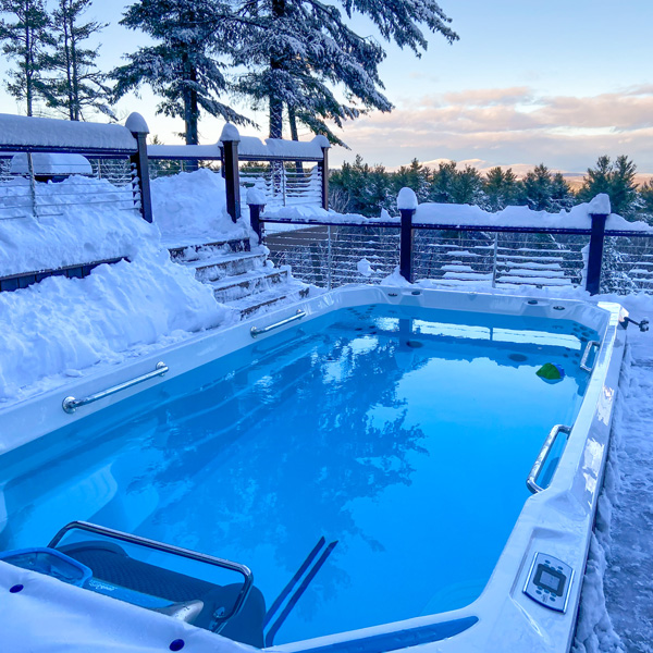 Spa de nage en hiver avec neige